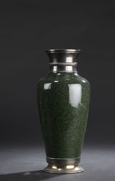 null 
SEVRES, début XXe siècle




Lampe formée d'un vase en porcelaine montée en...
