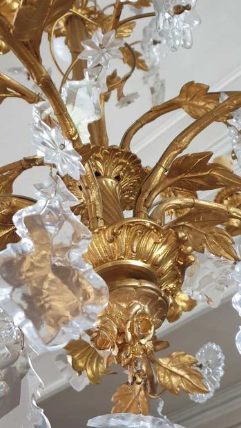 null Crystal and gilt bronze chandelier 

With foliage decoration 

H. 120 cm