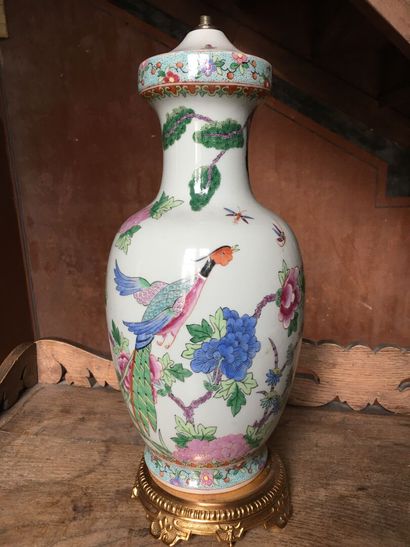 null Vase monté en lampe, XIXème siècle

En porcelaine polychrome, à décor japonais...