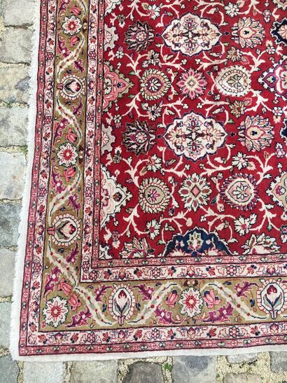 null PERSIA XXth century

Wool carpet with reserve decoration on red background

309...