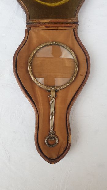 null 
Leather case containing a silver magnifying glass.

L. 17,5, D. 8,5 cm (magnifying...