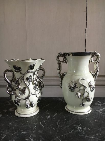 null LANGEAIS, XIXème siècle

Ensemble de deux vases en faïence blanc à décor de...