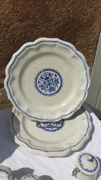 null GIEN, around 1920

Part of earthenware service in blue camaïeu of lambrequins

It...