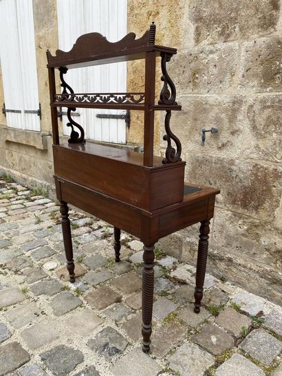 null Bonheur du jour in mahogany and mahogany veneer. Louis Philippe period.

H....