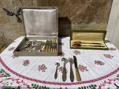 null HANDKERCHIEF including salad servers, horn handle in its box (probably silver...