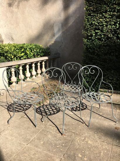 null Quatre fauteuils de jardin, XIXe siècle

En fer forgé, peinture moderne grise...