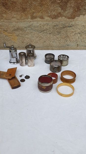 null MANNETTE of napkin rings, salt and pepper shakers, medals and various.



A...