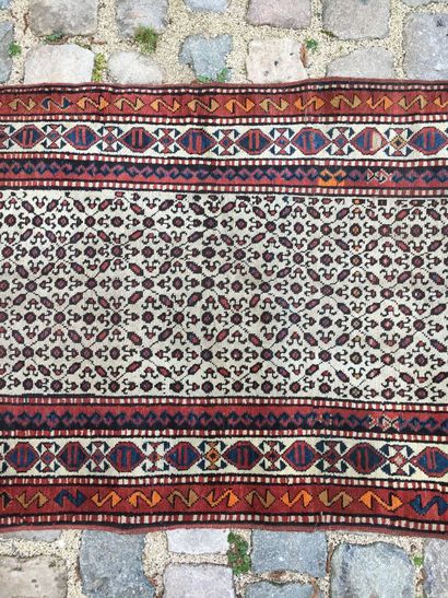 null CAUCASUS, XXth century

Woolen gallery carpet with geometrical decorations on...