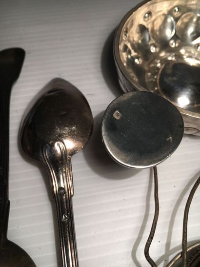null Silver lot including:

1 sprinkling spoon 

3 small spoons 

1 child's cutlery

1...