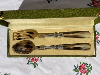 null HANDKERCHIEF including salad servers, horn handle in its box (probably silver...