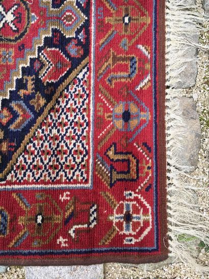 null CAUCASUS, XXth century

Woolen gallery carpet with geometrical decorations,...