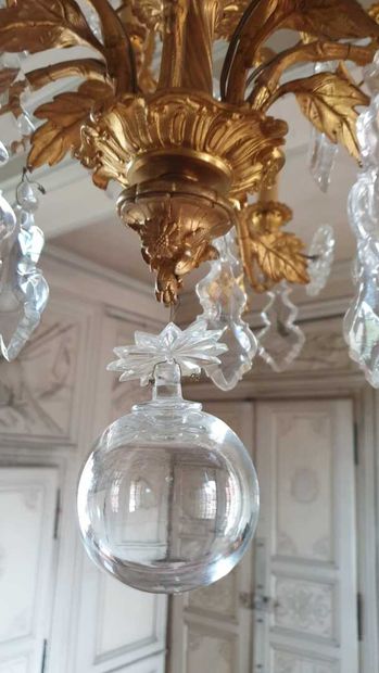 null Crystal and gilt bronze chandelier 

With foliage decoration 

H. 120 cm
