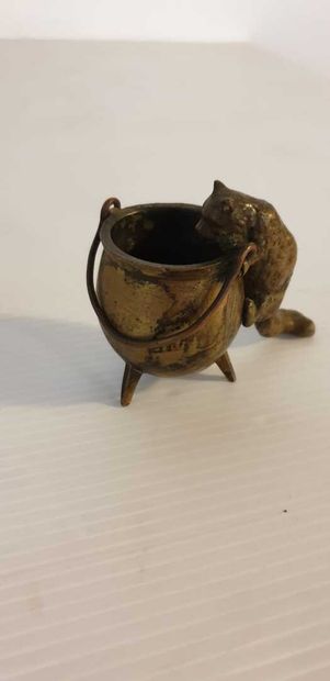 null VIENNA, 19th century 

Small bronze representing a cat hanging from a pot. 

H....