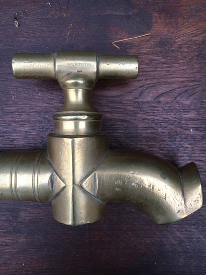 null Paire de robinets en bronze doré, XIXe siècle

Marqués "Macon" 

H. 13 L. 25...