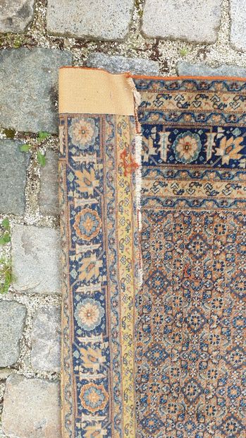 null Lot of three carpets

H. 183, L. 142 cm

H. 146, L. 112 cm

H. 116, L. 76 c...