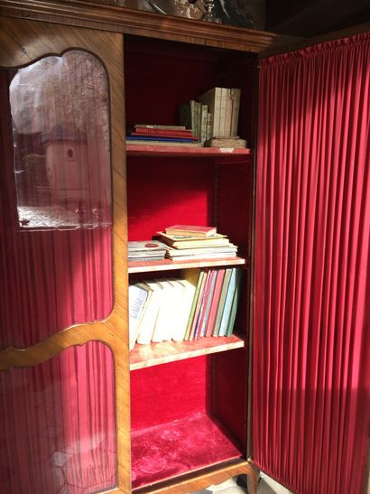 null Bibliothèque de style Louis XV en placage de bois de violette ouvrant à deux...