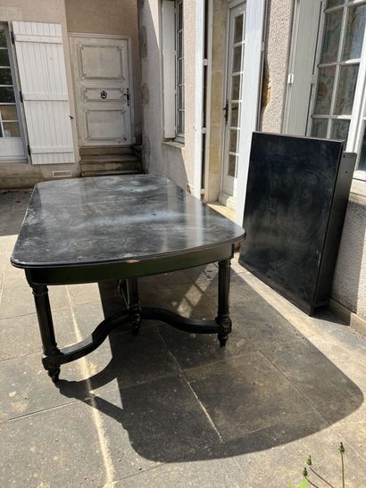 null Grande table à allonge en bois sculpté noirci, de style Napoléon III

H. 76,...