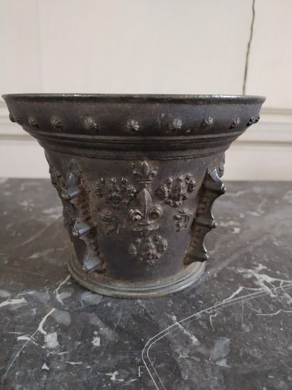  Bronze mortar of the XVIIth century 
Decorated with fleur-de-lis and mascarons 
H....