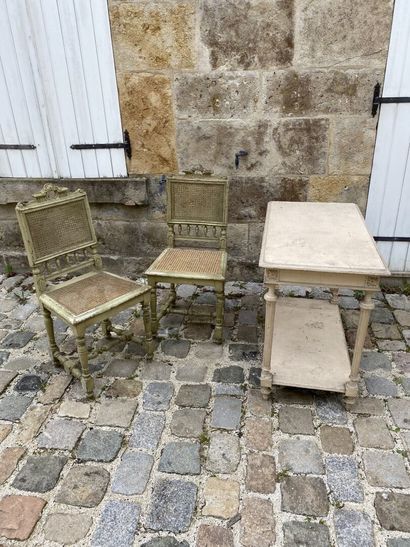 null Deux chaises en bois laqué et canné, style Louis XVI 

H. 97, L. 45, P. 41 cm



On...