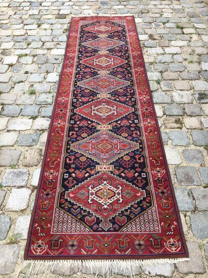 null CAUCASUS, XXth century

Woolen gallery carpet with geometrical decorations,...
