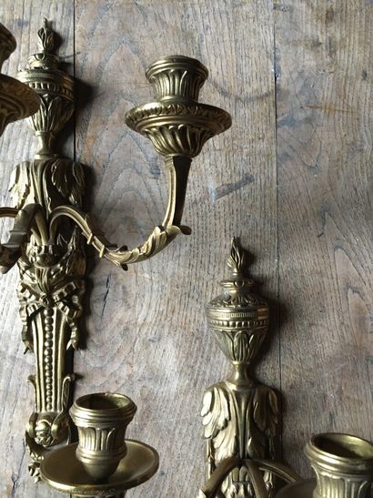 null A pair of three branches gilt bronze sconces in the Louis XV style

H. 46 c...