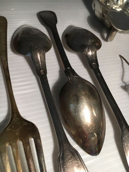 null Silver lot including:

1 sprinkling spoon 

3 small spoons 

1 child's cutlery

1...