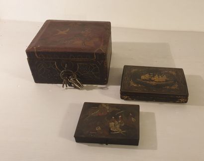 null Set of three wooden boxes in the taste of China. 

H. 11, L. 20, D. 19 cm (the...