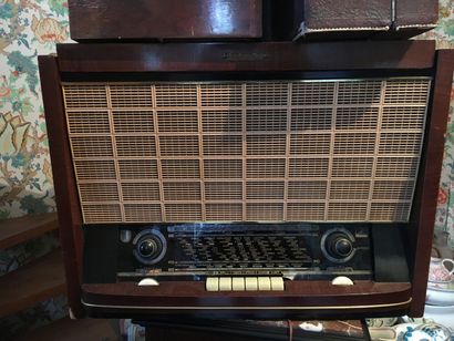 null Wooden veneer radio, the Voice of its Master, circa 1960.

H. 47 W. 61 D. 36...