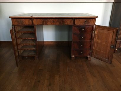 null Mahogany and mahogany veneer flat desk, second half of the 19th century. With...
