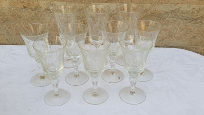 null MANNETTE de verreries comprenant des verres à pieds à décor de feuillages, coupes...