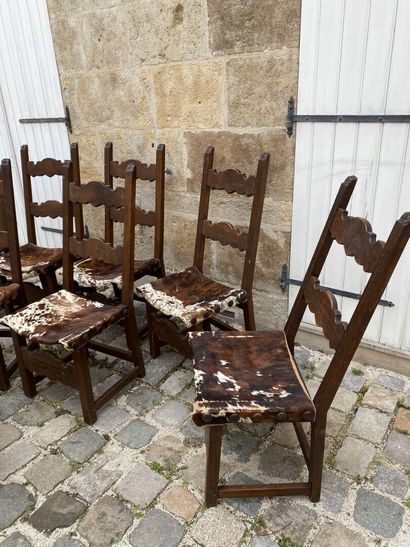 Huit chaises en bois naturel de style Louis...
