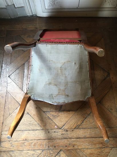 null Lot de deux chaises de style et un tabouret 

- H. 84, L. 45, P. 38 cm 

- H....