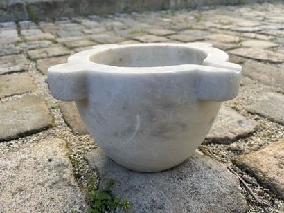 null White marble mortar from Carrara

H.22.5, D.15.5 cm