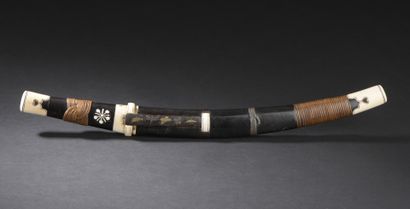 null Tanto aiguchi

Japon, XIXe siècle

Le fourreau et la poignée laqués noir et...