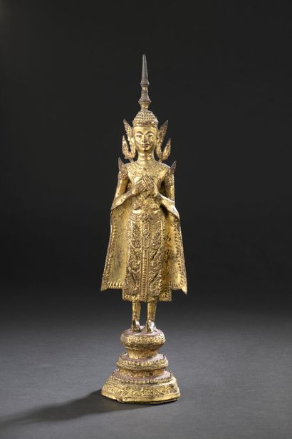 null Bouddha en bronze laqué or 

Thaïlande, début du XXe siècle 

Représenté debout...