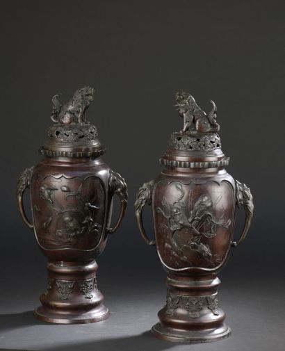 null Paire de vases couverts en bronze

Japon, début du XXe siècle

Reposant sur...