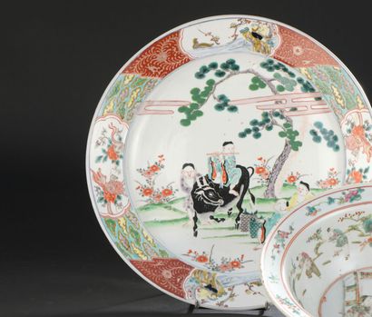 null Grand plat en porcelaine polychrome 

Japon, XIXe siècle

Circulaire, le centre...