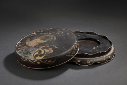 null Boîte couverte en bois laqué

Japon, époque Meiji (1868-1912)

Circulaire, le...
