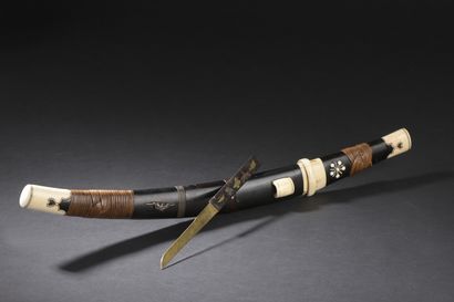null Tanto aiguchi

Japon, XIXe siècle

Le fourreau et la poignée laqués noir et...