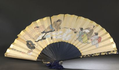 null Grand éventail en papier et bois laqué 

Japon, début du XXe siècle

Une face...