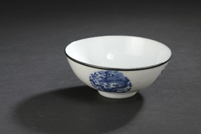 null Bol et grand bol couvert en porcelaine bleu blanc

Vietnam et CHINE, XIXe et...