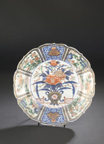 null Plat en porcelaine Imari

Japon, XIXe siècle

La bordure chantournée, à décor...