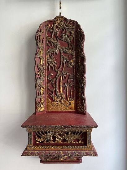 Wall altar in gold and red lacquered wood...
