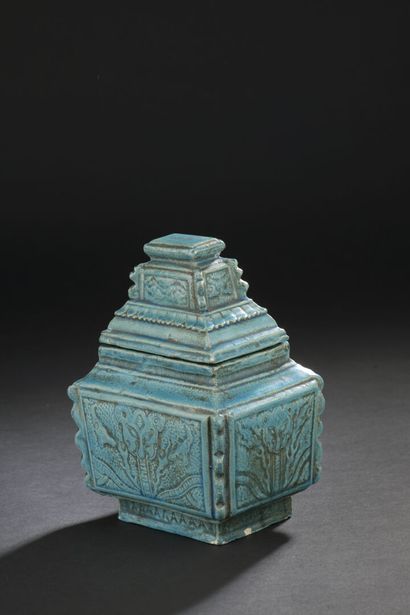 Vase couvert en grès émaillé turquoise

CHINE,...