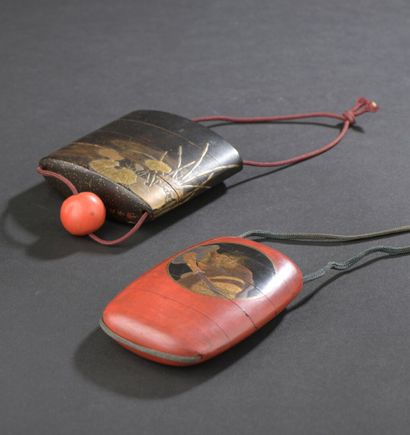 null Deux inro en bois laqué

Japon, époque Meiji (1868-1912)

Le premier à trois...