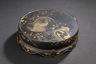 null Boîte couverte en bois laqué

Japon, époque Meiji (1868-1912)

Circulaire, le...