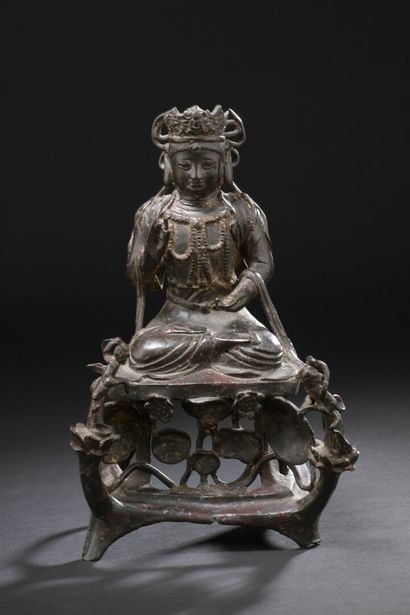 null Statuette de boddhisattva en bronze

CHINE, XVIIe siècle

Représenté assis sur...