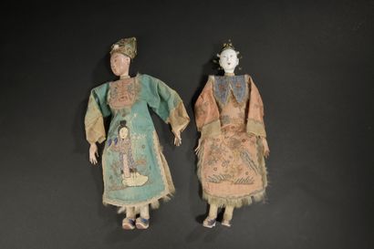 null Deux poupées en bois et soie

CHINE, début du XXe siècle

La tête en bois peint,...