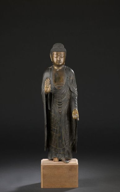 null Statuette de bouddha en bois laqué or et brun

Japon, époque Edo (1603-1868)

Représenté...
