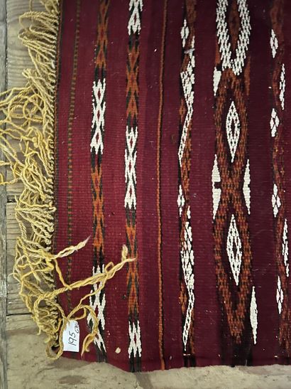 null AFRIQUE DU NORD, XXème siècle

Deux tapis à fond rouge 

L. 186 cm